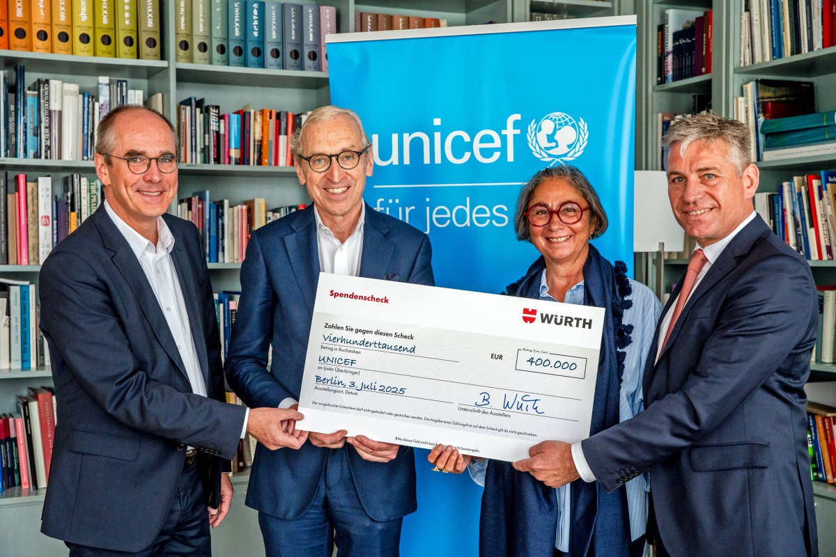 Würth donates EUR 400,000 to UNICEF Presentation of the donation check: Bettina Würth (Member of the Supervisory Board of the Würth Group) and Michael Frank (Head of International Direct Selling at Würth, right) present the donation check to Georg Graf Waldersee (Chairman of the Board of UNICEF Germany) and Christian Schneider (Executive Director of UNICEF Germany, left) © UNICEF/ Julia Zimmermann