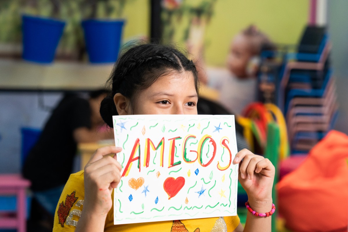 10-year-old Jamileth shares her drawing with a smile © UNICEF/ Vallejo Prut